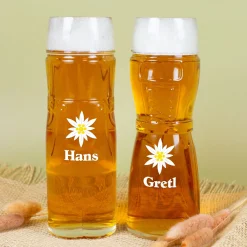 Personalisiertes Bierglas im Design einer Lederhose oder Dirndl mit Name | Edelweiß Motiv