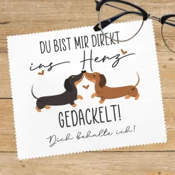 Personalisiertes Brillenputztuch mit Dackel-Motiv & Wunschtext zum Valentinstag | Ins Herz gedackelt