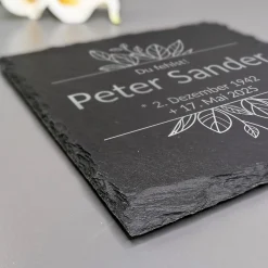 Personalisierte Schieferplatte als Gedenktafel für Traueranlässe | Blätter-Motiv