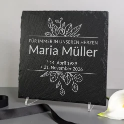 Personalisierte Schieferplatte als Gedenktafel für Traueranlässe | Blätter-Motiv