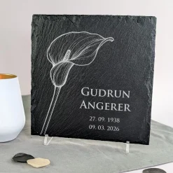 Personalisierte Schieferplatte als Gedenktafel für Traueranlässe | Calla-Motiv