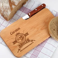 Personalisiertes Frühstücksbrettchen mit Anglermotiv & Name | Holzbrettchen mit Messer für Angler