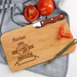 Personalisiertes Frühstücksbrettchen mit Anglermotiv & Name | Holzbrettchen mit Messer für Angler