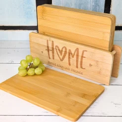 Personalisiertes Frühstücksbrettchen-Set aus Bambus mit Ständer | HOME-Motiv & Wunschtext