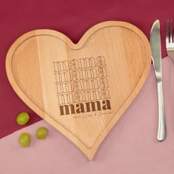 Personalisiertes Frühstücksbrettchen in Herzform aus Holz mit Gravur | Muttertagsgeschenk für Mama