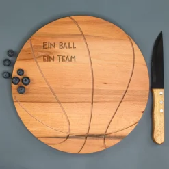 Personalisiertes Frühstücksbrett & Schneidebrett im Basketball-Design aus Buchenholz für Sportfans