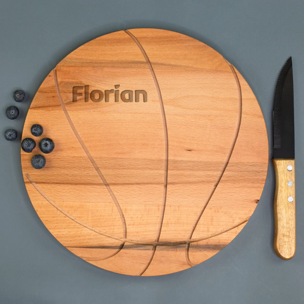 Personalisiertes Frühstücksbrettchen & Servierbrett mit Basketball-Motiv und Name aus Buchenholz