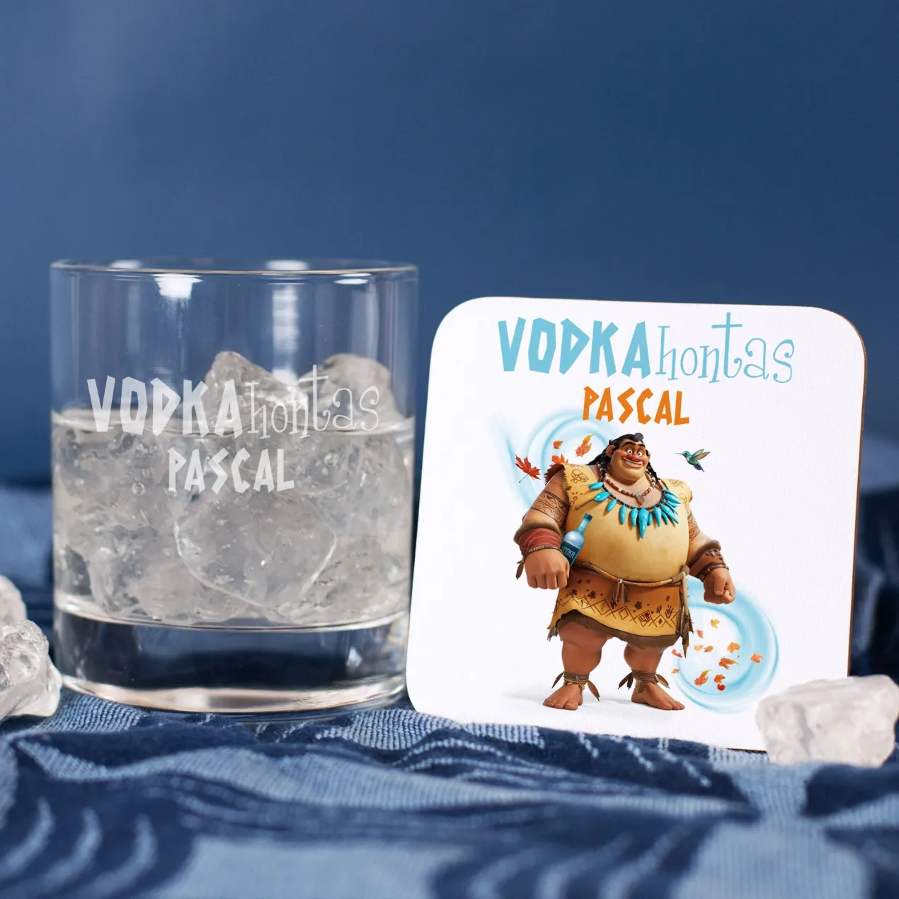 Personalisiertes Geschenkset mit Absolut Vodka, graviertem Glas, Untersetzer & Geschenkbox | Vodkahontas
