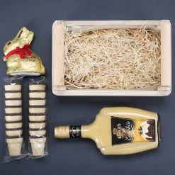 Personalisiertes Geschenkset zu Ostern mit Lindt Goldhase & Eierlikör im Holzkorb 'ihr Eierköppe'