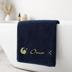 Personalisiertes Handtuch in Nachtblau bestickt mit orientalischem Motiv & Name | Ramadan Geschenk
