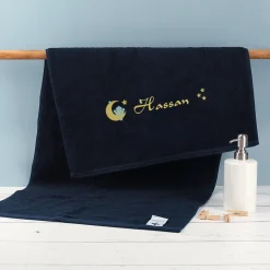 Personalisiertes Handtuch in Nachtblau bestickt mit orientalischem Motiv & Name | Ramadan Geschenk