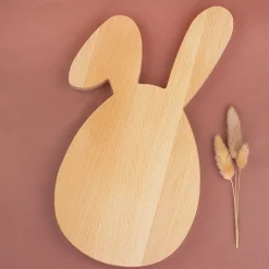 Personalisiertes Holzbrettchen in Hasen-Form mit Ostergruß & Wunschtext graviert aus Buchenholz