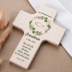 Personalisiertes Holzkreuz mit Ichthys Fisch & Blätterkranz | Geschenk für Taufe, Kommunion, Konfirmation