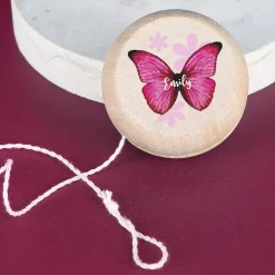 Personalisiertes JoJo aus Holz im Retrodesign für Mädchen mit Name und Schmetterling Motiv