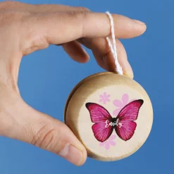 Personalisiertes JoJo aus Holz im Retrodesign für Mädchen mit Name und Schmetterling Motiv