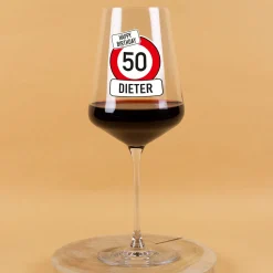 Personalisiertes Leonardo Weinglas zum Geburtstag mit Name & Alter im Verkehrszeichen-Design