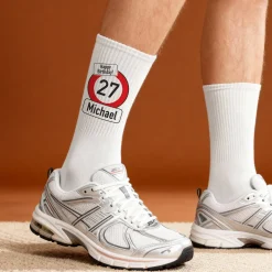Personalisierte Socken zum Geburtstag mit Alter & Name im Verkehrsschild-Design | Witziges Geschenk