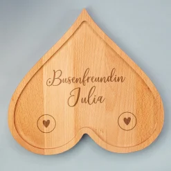 Personalisiertes Servierbrett 'Busenfreundin' aus Holz in Herzform | Geschenk für die beste Freundin