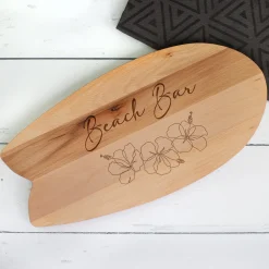 Personalisiertes Servierbrett in Surfbrett-Form mit Hibiskusgravur & Text | Holzbrett im Hawaii-Stil