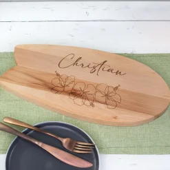 Personalisiertes Servierbrett in Surfbrett-Form mit Hibiskusgravur & Text | Holzbrett im Hawaii-Stil