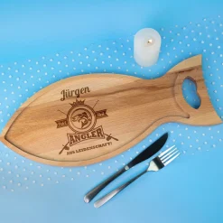 Personalisiertes Servierbrett 'Petri Heil' in Fischform für Angler | Holzbrett aus Buchenholz