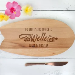 Personalisiertes Servierbrett im Surfbrett-Design mit Namen 'perfekte Welle' | Geschenk für Surfer