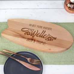 Personalisiertes Servierbrett im Surfbrett-Design mit Namen 'perfekte Welle' | Geschenk für Surfer