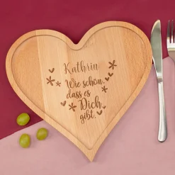 Personalisiertes Servierbrett aus Holz in Herzform graviert mit Name | Wie schön, dass es dich gibt