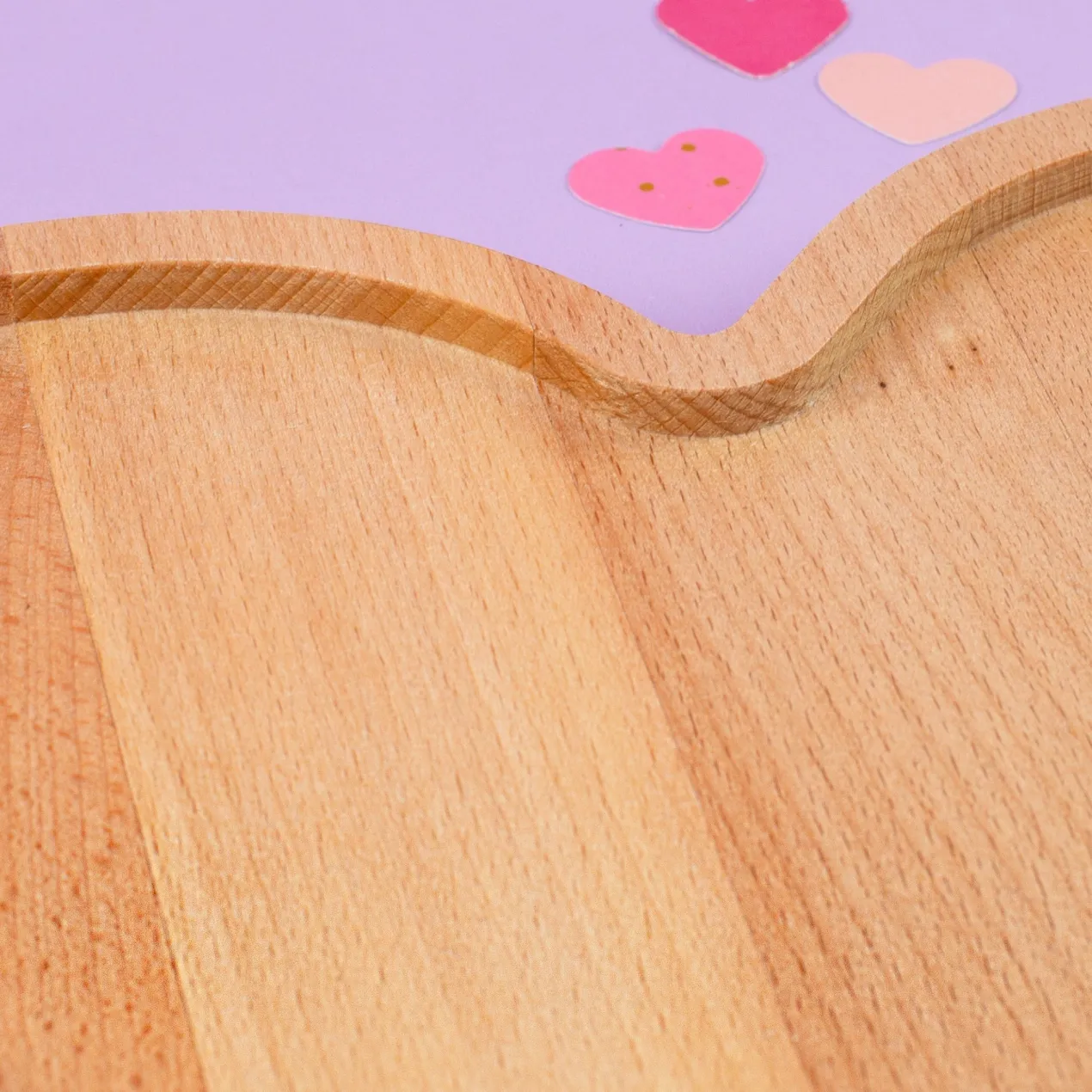 Personalisiertes Servierbrett aus Holz in Herzform – mit Gravur & Ringmotiv | Hochzeitsgeschenk