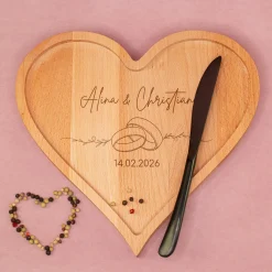 Personalisiertes Servierbrett aus Holz in Herzform – mit Gravur & Ringmotiv | Hochzeitsgeschenk
