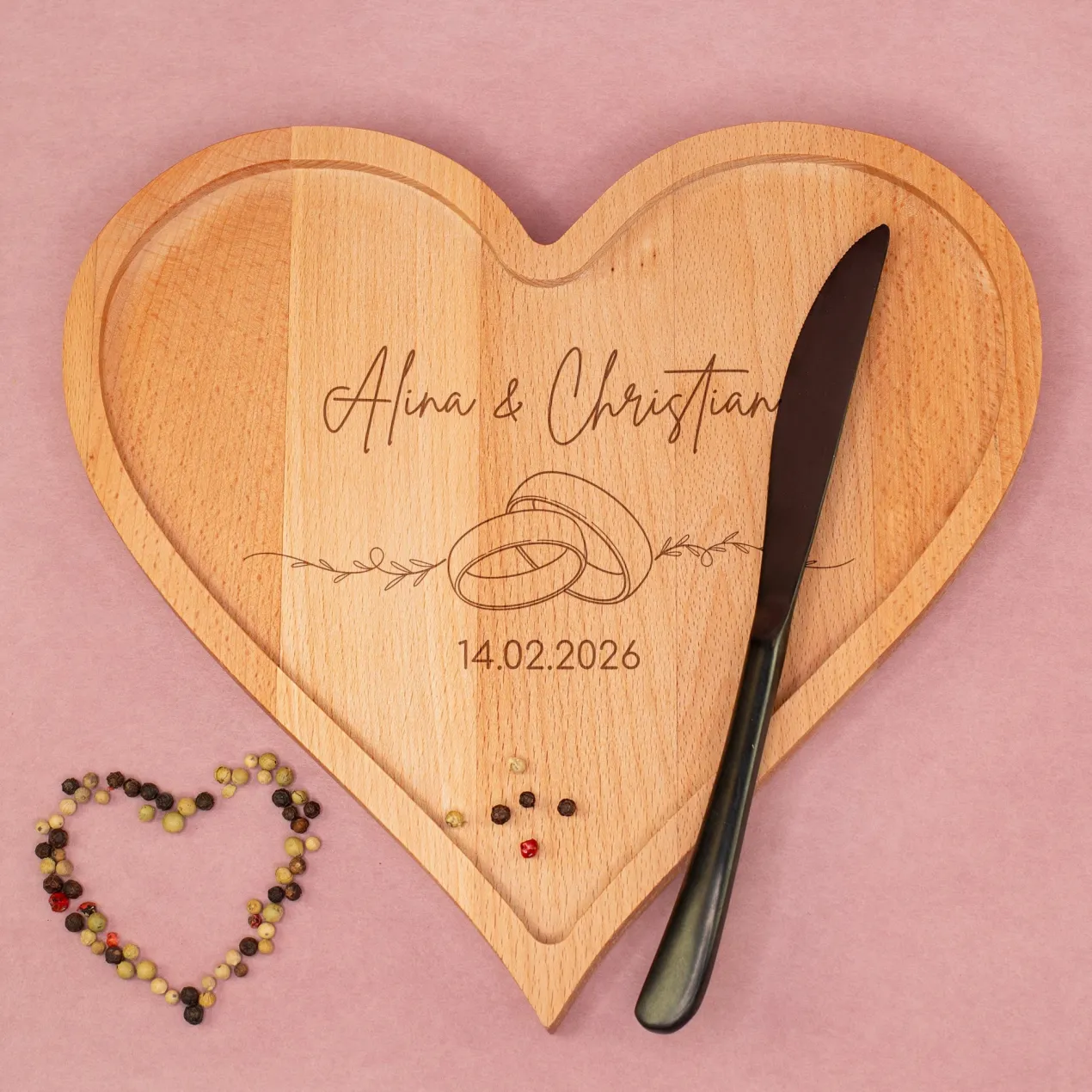 Personalisiertes Servierbrett aus Holz in Herzform – mit Gravur & Ringmotiv | Hochzeitsgeschenk