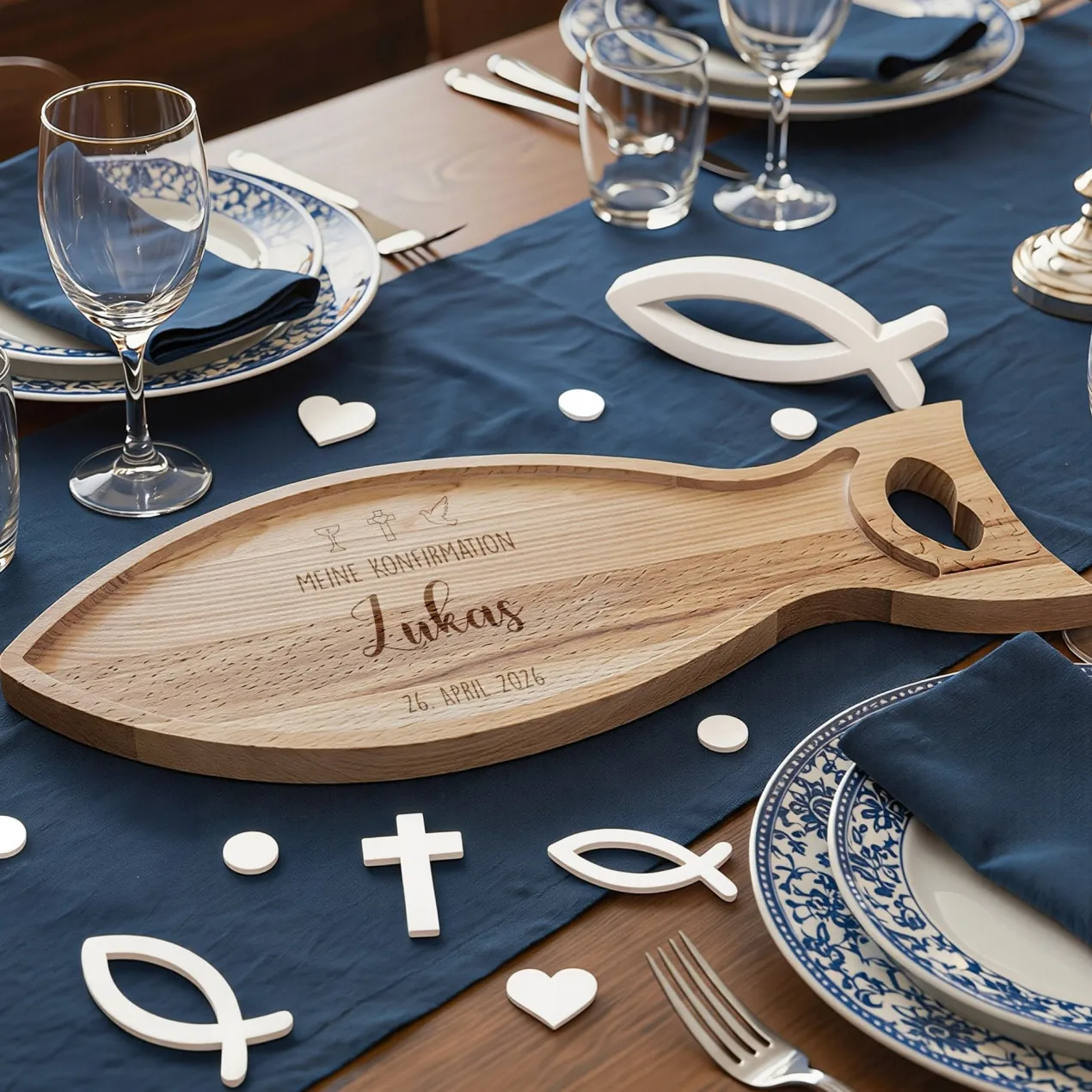 Personalisiertes Servierbrett in Fischform 'Ichthys' aus Holz zur Taufe, Kommunion & Konfirmation