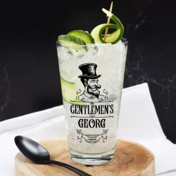 Personalisiertes Trinkglas The Gentlemen’s Club mit Name | Männergeschenk zu Geburtstag & Vatertag