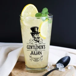 Personalisiertes Trinkglas The Gentlemen’s Club mit Name | Männergeschenk zu Geburtstag & Vatertag