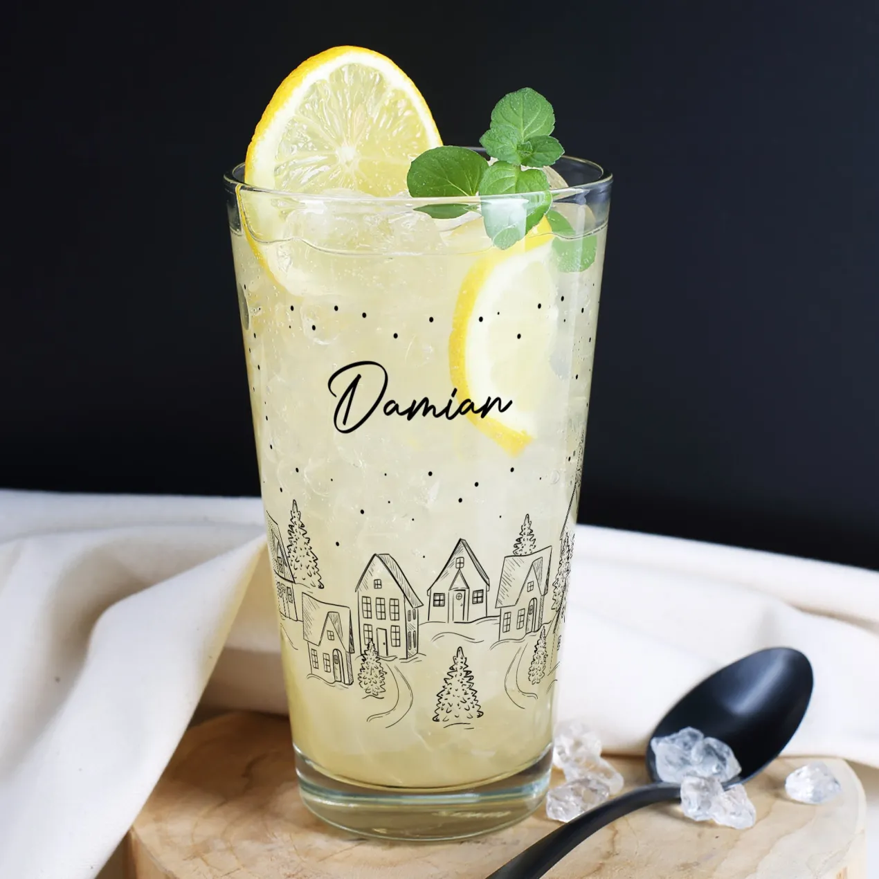 Personalisiertes Trinkglas mit Name und verschneiter Stadt | Geschenk zu Weihnachten | 300 ml