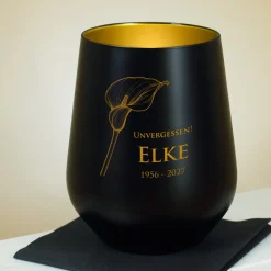 Personalisiertes Windlicht als Trauerkerze mit Gravur und Calla-Motiv | Weiß & Schwarz