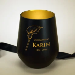 Personalisiertes Windlicht als Trauerkerze mit Gravur und Calla-Motiv | Weiß & Schwarz