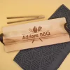 Personalisiertes XL-Servierbrett aus gedämpftem Buchenholz mit Ledergriffen – Grillmotiv & Wunschtext