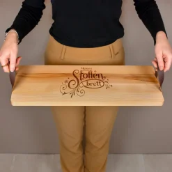 Personalisiertes XL Servierbrett für Weihnachtsstollen mit Name graviert | Buchenholz mit Ledergriffe