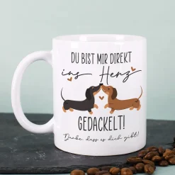Personalisierte Tasse 'Ins Herz gedackelt' mit Dackel-Motiv & Wunschtext | Geschenk zum Valentinstag