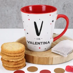 Personalisierte Tasse mit großer Initiale, Wunschnamen & bunten Sternen