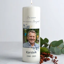 Personalisierte Trauerkerze mit Foto, Name und Datum – Gedenkkerze mit Blumenmotiv