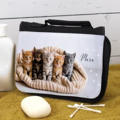Personalisierte Waschtasche mit niedlichen Katzen und Name – Kulturtasche für Mädchen