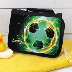 Personalisierte Waschtasche für Jungen mit coolem Fußballmotiv | Kulturbeutel mit Name