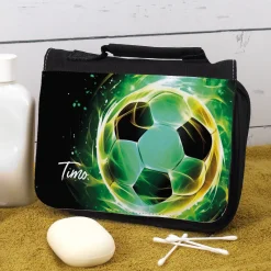 Personalisierte Waschtasche für Jungen mit coolem Fußballmotiv | Kulturbeutel mit Name