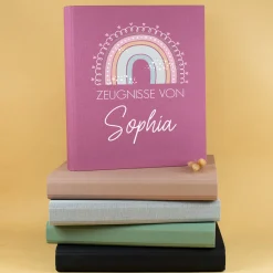 Personalisierte Zeugnismappe aus Leinen mit Name und Regenbogenmotiv | Farbauswahl