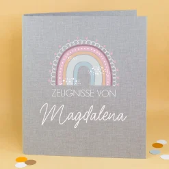 Personalisierte Zeugnismappe aus Leinen mit Name und Regenbogenmotiv | Farbauswahl