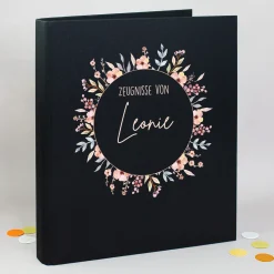 Personalisierte Zeugnismappe aus Leinen mit Name und Blumenkranz-Motiv für Mädchen zur Einschulung