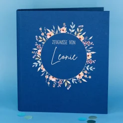 Personalisierte Zeugnismappe aus Leinen mit Name und Blumenkranz-Motiv für Mädchen zur Einschulung