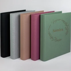Personalisierte Zeugnismappe aus Leinen graviert mit Name und floralem Line Art Motiv | Farbauswahl